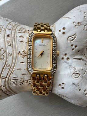 Vintage Seiko Gold Bracelet Watch – Mother of Pearl Dial – Crystal Bezel